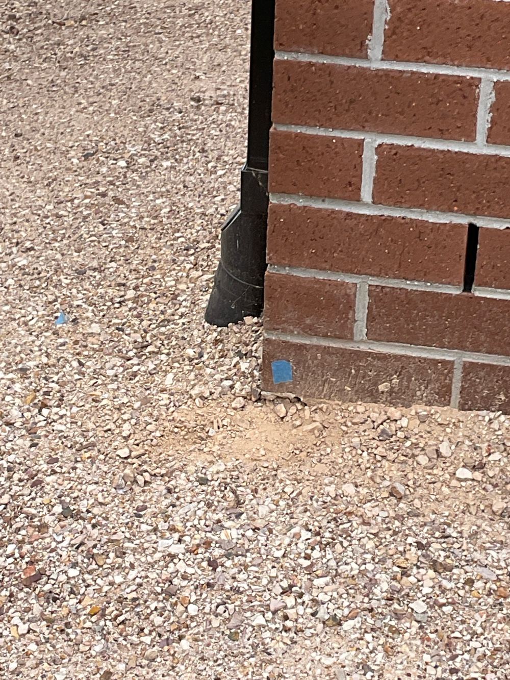 Brickwork overhanging the slab edge by more than 15mm, Mambourin