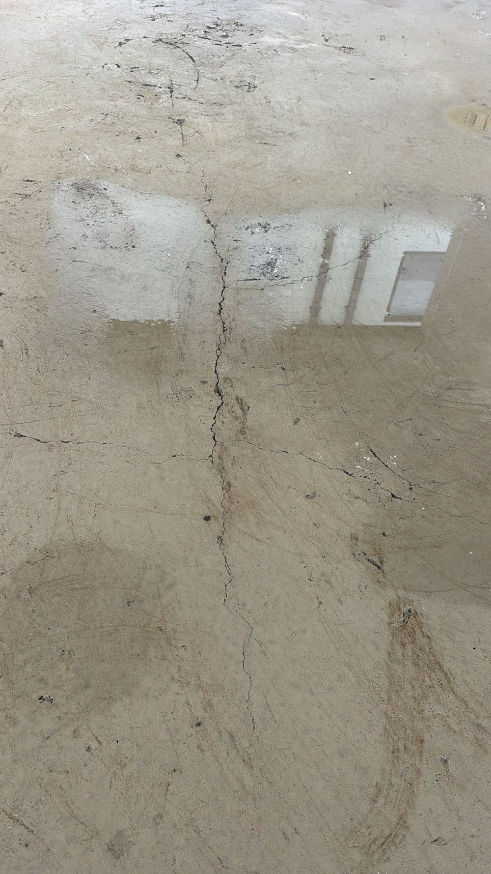 Cracks in a new Mambourin slab: tolerance or defect?