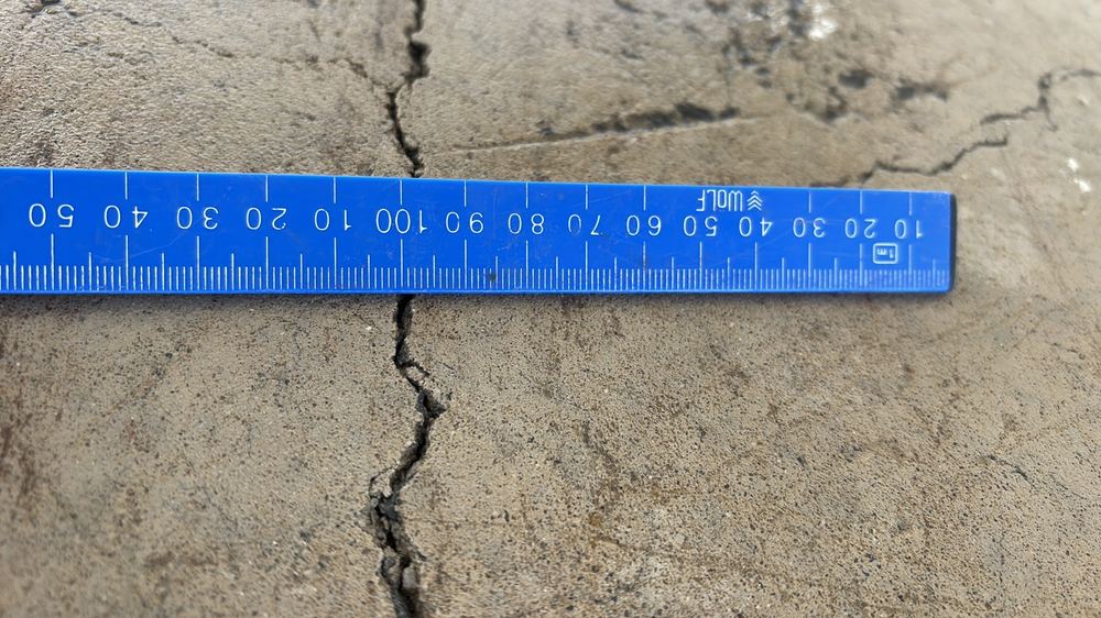 Slab cracking between 2mm and 4mm, beyond the tolerance limit, Mambourin