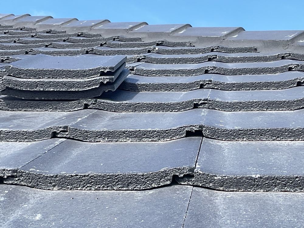 Tile underlaps, cappings and dents: the roof at a Mambourin handover