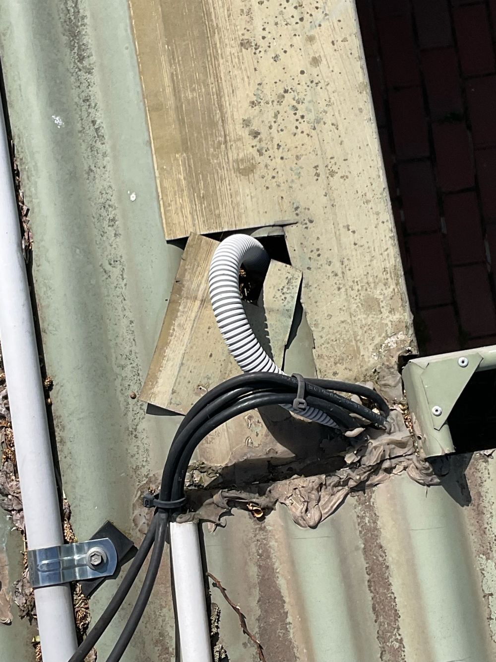 Loose flashing that can let water into the wall below, Newport, Mambourin