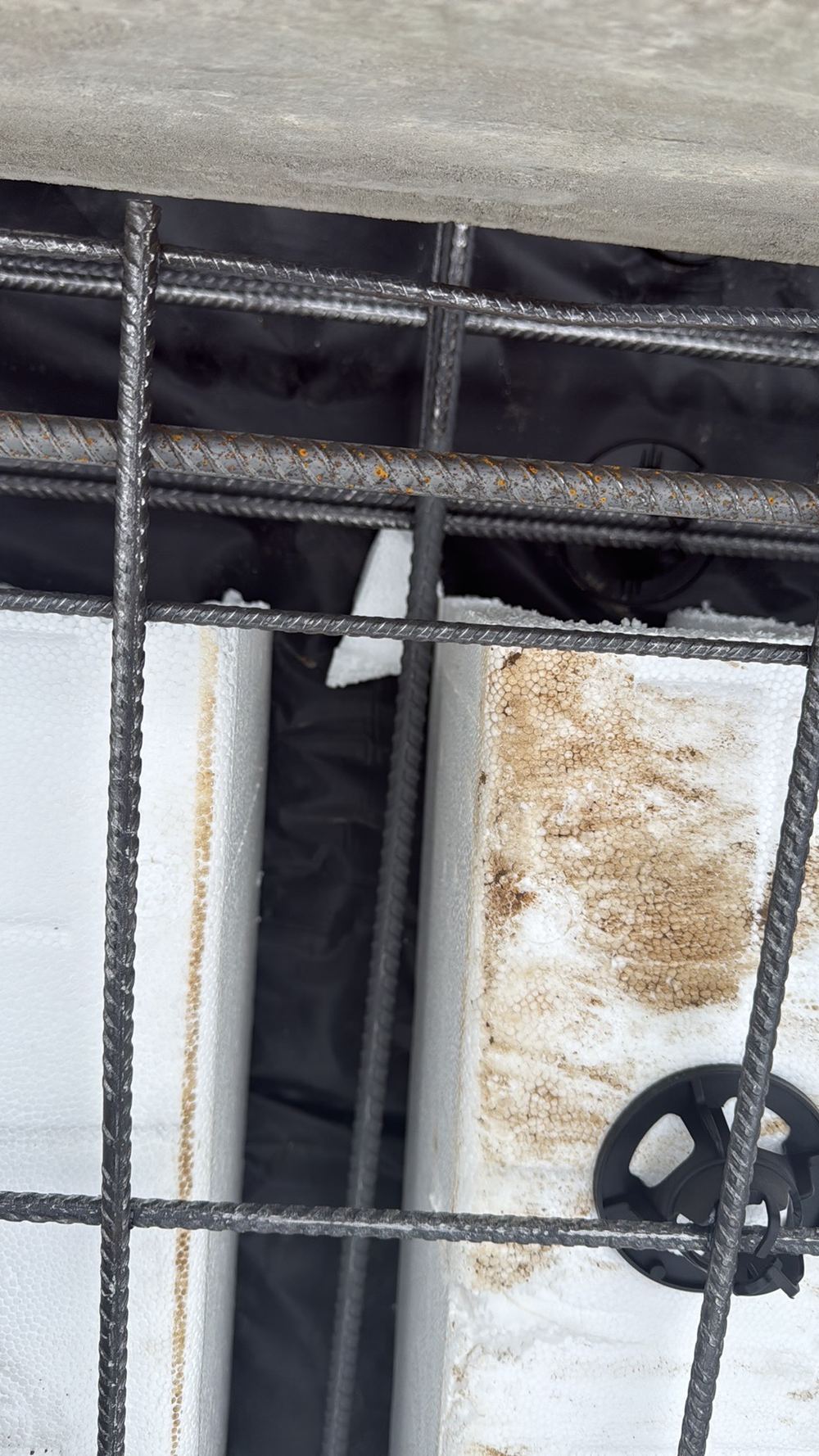 Mud on the reinforcement that has to come off for the concrete to bond, Mambourin